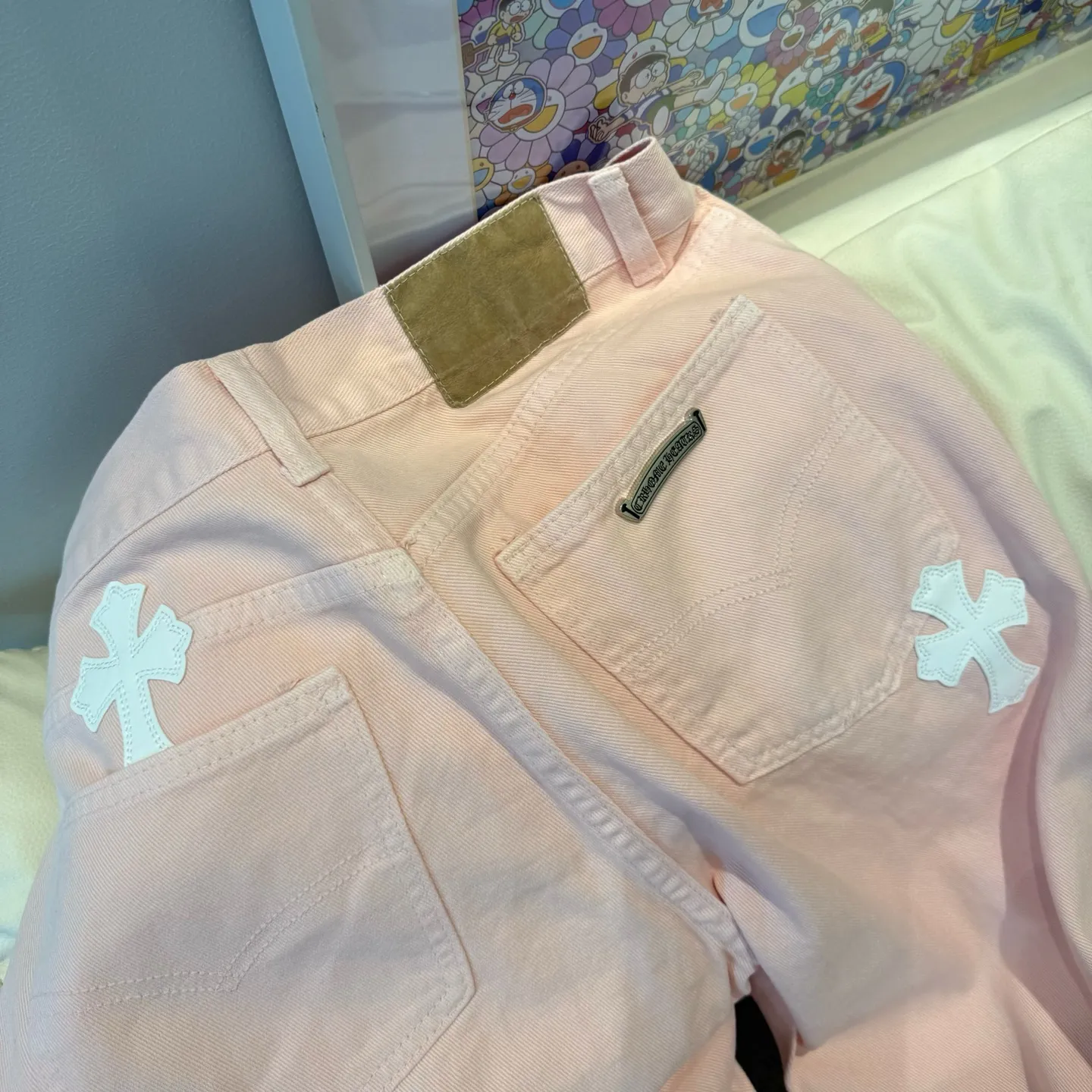 P280 Style number: D302 Chrome Hearts pink leather jeans Size: 28-34 corresponds to S-XL Color: light pink Size: S-XL (corresponds to 28 30 32 34) 28 30 32 34 Size S M L XL Pants length 101 102 103 104 Hips 110 114 118 122 Waist circumference 86 90 94 98 (There is an error of 1~3cm due to manual measurement)